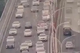 老人迷路误上高架，武汉交警护送回家图片