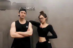黄晓明与网红亲密合照曝光，女方穿露脐装，身材颜值姣好不输杨颖图片