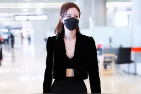张萌私服穿搭真大胆，黑色西装搭内衣秀出好身材，真不愧是老板娘图片