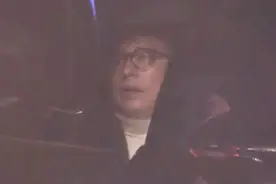 桃花不断！王岳伦深夜与美女车内邂逅，美女穿着性感小蛮腰诱人图片