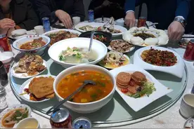 酒桌上，越看不起你的人，越喜欢对你做这三件事，劝大家早点看清图片