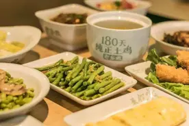 束从轩管理不善？老乡鸡菜品惊现商标和虫卵，还用过期鸡油熬鸡汤图片