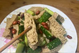 做凉拌面筋，料汁制作很重要，再加黄瓜和油炸花生米，看着有食欲图片