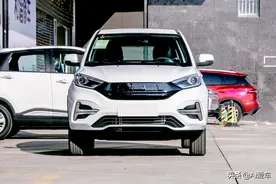 满电跑301公里，低价快充灵巧小型SUV，好养好停车，实拍哪吒N01图片