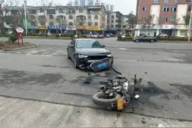 【警示案例】砰！转弯不让直行，奥迪怼上了摩托车！图片
