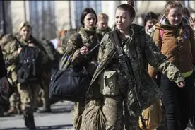 乌克兰女兵从利维夫火车站出发奔赴前线，巾帼不让须眉图片