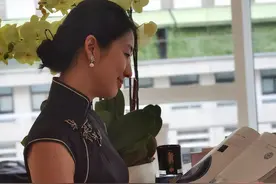 一挥手就7千万，靠穿旗袍火出圈“误打误撞”的陈良玲，凭什么？图片