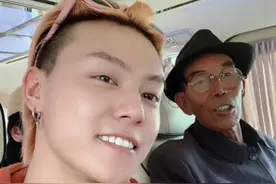 变形记命苦爷爷去世，曾为他卖8万项链看病的问题少年却成了网红图片