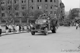 外国人拍摄1949年刚刚解放的上海街头景象图片
