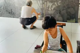 月亮姐姐罕见秀恩爱，甜喊富商老公孩儿他爸，男方长相憨厚显富态图片