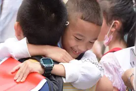 一个拥抱，温暖了岁月图片