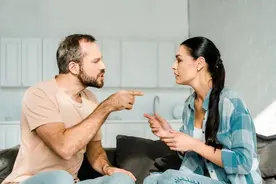 夫妻吵架，妻子总爱翻旧账，其实丈夫应负一半责任图片