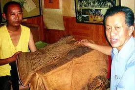 2005年一男子9万元拍下一件破袈裟，专家：它不是随乾隆下葬了吗图片