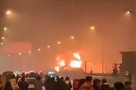 湖北一大桥跨年夜因放烟花起火，浓烟滚滚图片