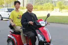 老年人用来接娃的电动小三轮，要不要驾照？能上路吗？告诉你答案图片