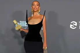 豆荚猫Doja Cat2022 Billboard Music Awards ​​​身穿Schiaparelli 亮相图片