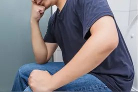 45岁男子每天大便两三次，确诊胰腺癌！4种异常或是身体“警报”图片