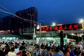 4名男子相聚淄博，吃烧烤喝茅台，结账时个个震惊图片