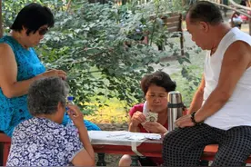 胡南的严军，对跑的快玩法进行改进，改变了斗地主游戏的里程碑图片
