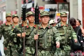 中国土地寸土不让，200名手拿狼牙棒的解放军显示出了中国国威图片