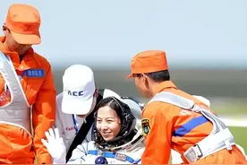 王亚平谈返回舱感受：惊心动魄！出舱被抬着走，宇航员牺牲太多了图片