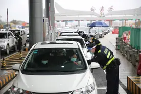 逢车必查，不漏一人！南宁警方严守防疫入邕通道！图片