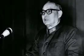 她是黄埔军校最美女兵，给两位正国级领导当过秘书，丈夫亦正国级图片