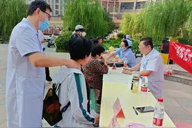 岱庙街道梅园社区：爱心义诊进社区，居民健康有“医”靠图片