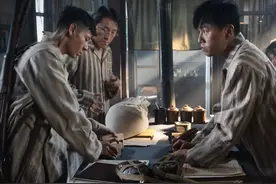 哈尔滨1944：田小江把自己和宋卓武拷在一起，是想打消卓武的顾虑图片