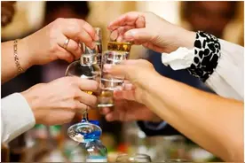 酒桌倒酒有讲究，建议新手必懂这“3原则”，以免贻笑大方图片