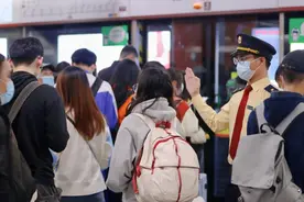 广州地铁14号线周末加车、快车改普通车，高峰期加密至6分钟一班图片
