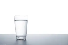 还在纠结“千滚水”“隔夜水”？一文告诉你怎样喝水最健康图片