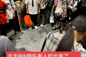 恶心！上海漫展一男子当众排便：边走边排？知情人爆料，多人遭殃图片