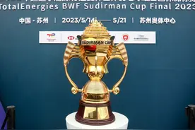 “苏迪曼杯”亮相金马 市民“抢鲜”与苏迪曼同框图片