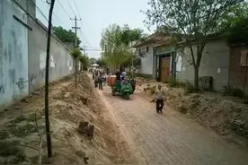 老人含辛茹苦养大三个儿子，去世后却无处停放，舅舅怒了：白眼狼图片