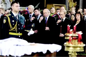 叶利钦葬礼现场：美国前总统老布什与克林顿到场，普京全程陪同图片