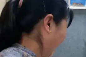 河南一月嫂工作2个月，离开时摸摸宝宝小脚丫，不舍一幕令人感动图片