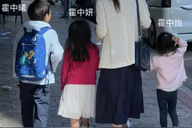 郭晶晶独自带3个孩子出街，再穿59元帆布鞋，俩女儿大夏天穿毛衣图片