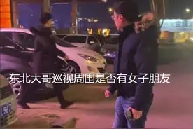 女子醉倒路边不省人事，陌生东北大哥急忙上前，俯身上演强制唤醒图片