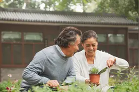 吃亏后，62岁大妈悔恨：老牛吃嫩草，就是一场冷酷无情的交易罢了图片