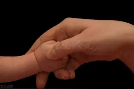 手背肤色黑，手掌皮肤白，手背手掌有明显的界限，这是什么原因？图片