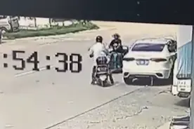 俩大爷骑车相撞，一大爷坐着人家三轮车转了一圈。网友：还怪好嘞！又送了回去图片