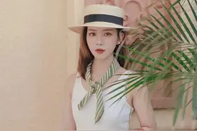 夏天里的“白背心”，才是纯欲风天花板，身材苗条的姑娘都爱穿图片