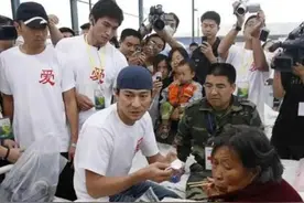 512汶川大地震，刘德华在赈灾现场，看了好感动图片