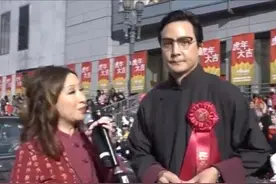 吴彦祖怎么老成这样！发际线后移穿唐装变油腻，坐敞篷过节真拉风图片