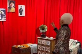 上海奶奶逛展时看到50年前的自己，工作人员：想给她一个惊喜图片