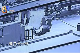 台球杆“飞”向服务员，只因一听饮料？图片