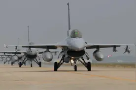 F16又跪下了，国民警卫队飞行员驾机冲出跑道，美媒：无人员伤亡图片