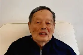 101岁杨振宁精神矍铄，47岁翁帆满脸幸福，19年低欲生活有苦有甜图片