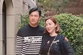 66岁吕良伟回国，紧搂富婆亲密合影，穿5000元上衣笑容满面似冻龄图片